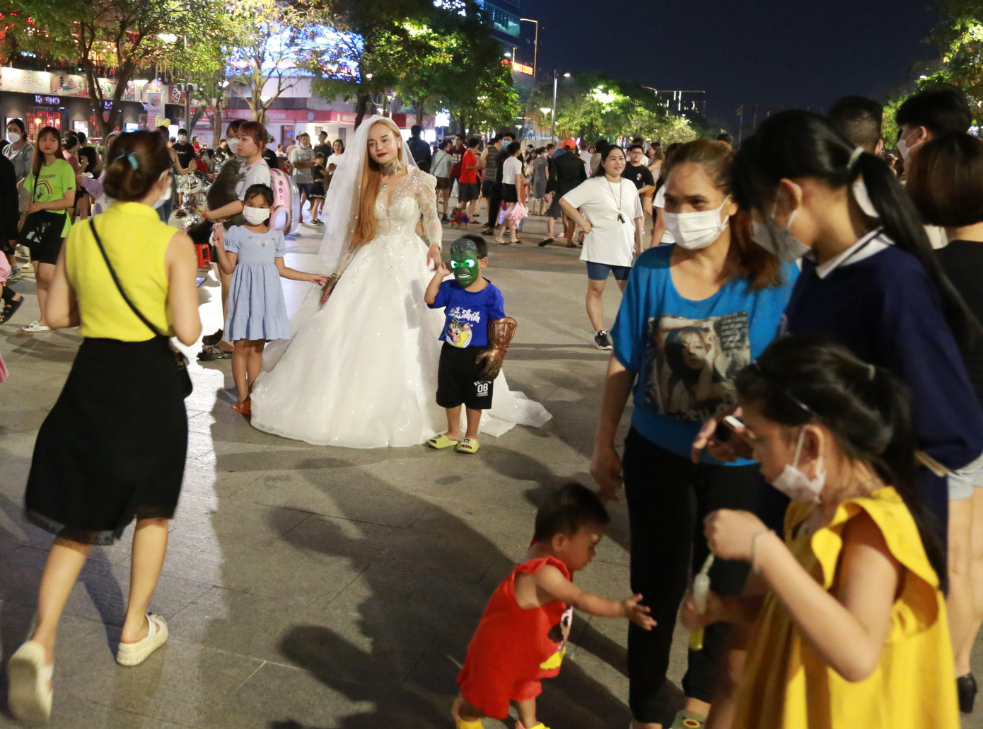 Bạn trẻ này thừa nhận mặc bộ độ này và đi lại rất mệt. Bạn trẻ này thừa nhận mặc bộ độ này và đi lại rất mệt.