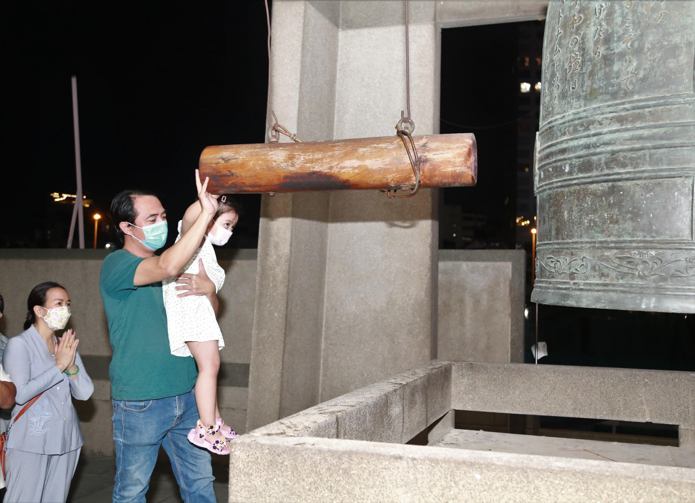 Gia đình cùng thỉnh chuông cầu bình an, may mắn trong năm mới.