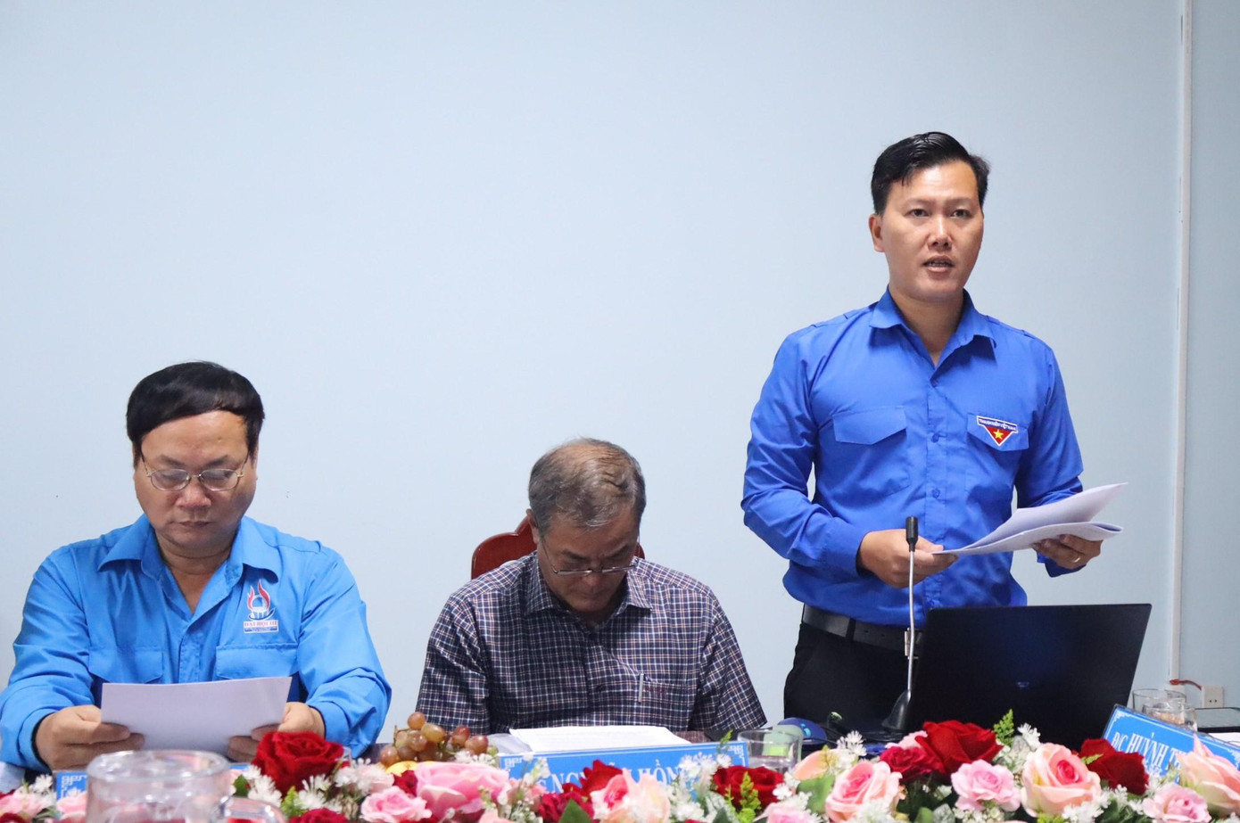 Anh Trần Hoàng Trực báo cáo công tác chuẩn bị Đại hội Đoàn Bình Phước.