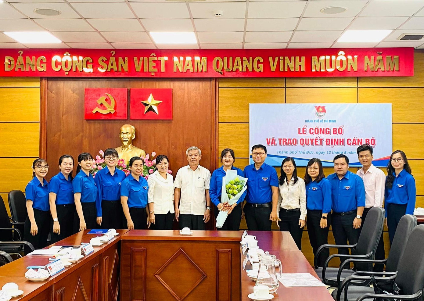 Lãnh đạo Thành Đoàn TPHCM, Thành ủy Thủ Đức chúc mừng chị Đoan Trang nhận nhiệm vụ mới.