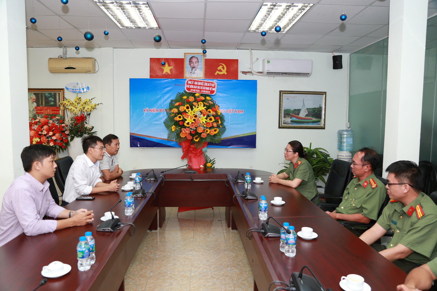 Cùng ngày, đoàn công tác Công an TPHCM do Thượng tá Nguyễn Thị Thanh Bình, Trưởng phòng An ninh chính trị nội bộ - Công an TPHCM làm trưởng đoàn, đã đến thăm Cơ quan đại diện tại TPHCM chúc mừng báo Tiền Phong. Cùng ngày, đoàn công tác Công an TPHCM do Thượng tá Nguyễn Thị Thanh Bình, Trưởng phòng An ninh chính trị nội bộ - Công an TPHCM làm trưởng đoàn, đã đến thăm Cơ quan đại diện tại TPHCM chúc mừng báo Tiền Phong.