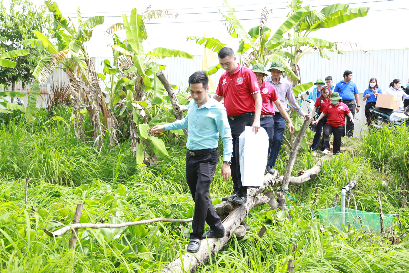 Công trình sẽ giúp bà con có điều kiện đi lại thuận tiện, lưu thông hàng hóa nông sản dễ dàng hơn, góp phần nâng cao đời sống kinh tế. Công trình sẽ giúp bà con có điều kiện đi lại thuận tiện, lưu thông hàng hóa nông sản dễ dàng hơn, góp phần nâng cao đời sống kinh tế.