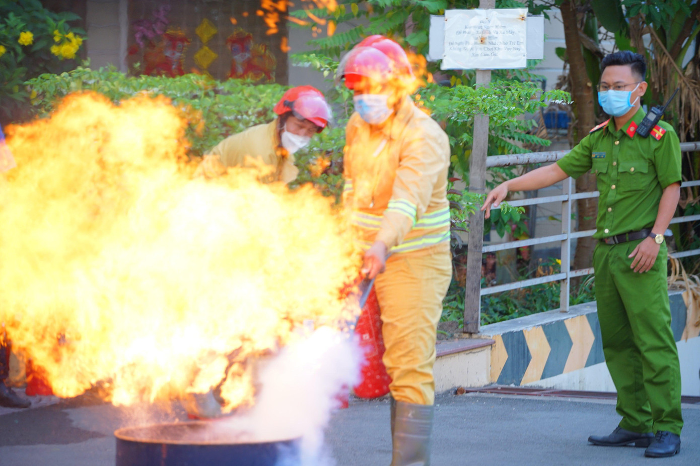 Ban quản lý chung cư Tân Trụ phối hợp Thành Đoàn và lực lượng Phòng cháy chữa cháy quận Tân Bình tổ chức diễn tập phương án phòng chống cháy nổ cho cư dân