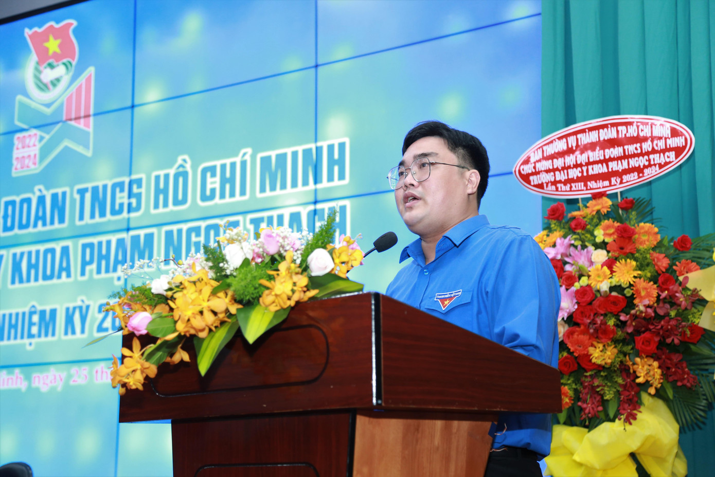 Anh Ngô Minh Hải, Phó Bí thư Thường trực Thành Đoàn, Chủ tịch Hội Liên hiệp thanh niên Việt Nam TPHCM ghi nhận sự đóng góp to lớn của sinh viên nhà trường trong việc dùng chuyên môn của mình để chung sức với thành phố từng bước đẩy lùi đại dịch. Anh Hải mong muốn tuổi trẻ nhà trường trong thời gian tới phải là những người tham gia tích cực công cuộc chuyển đổi số, y tế thông minh; bên cạnh đó, các bạn cũng tiếp tục làm sáng ngời và làm phương châm &quot;Lương y như từ mẫu&quot; trở nên gần gũi, cụ thể hơn. Ảnh: Ngô Tùng