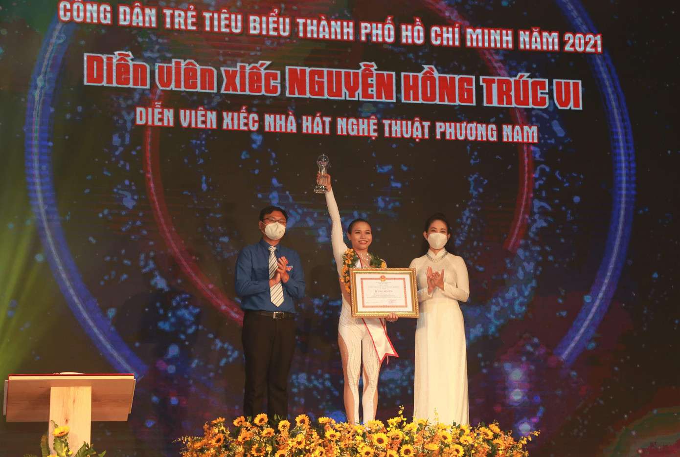 Tuyên dương diễn viên xiếc Nguyễn Hồng Trúc Vi.