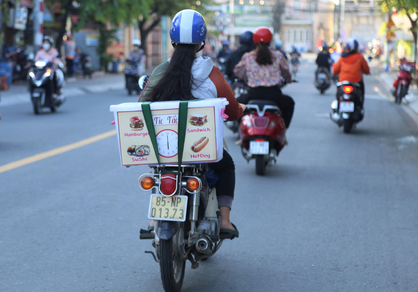 Nữ sinh bộc bạch, từ ngày mẹ bỏ đi, ba bạn buồn rầu nên cứ sau những giờ lao động cật lực thì lại lao vào rượu bia để giải sầu, khiến sức khỏe sa sút. "Em tự hứa với lòng phải cố gắng học tập, nỗ lực hết mình để đạt kết quả cao, lấy đó làm niềm vui, động lực cho ba. Em cũng mong ba vơi bớt nỗi buồn, ít uống rượu bia mà còn ở với mấy chị em thật lâu để em báo hiếu", Thúy Kiều chia sẻ.