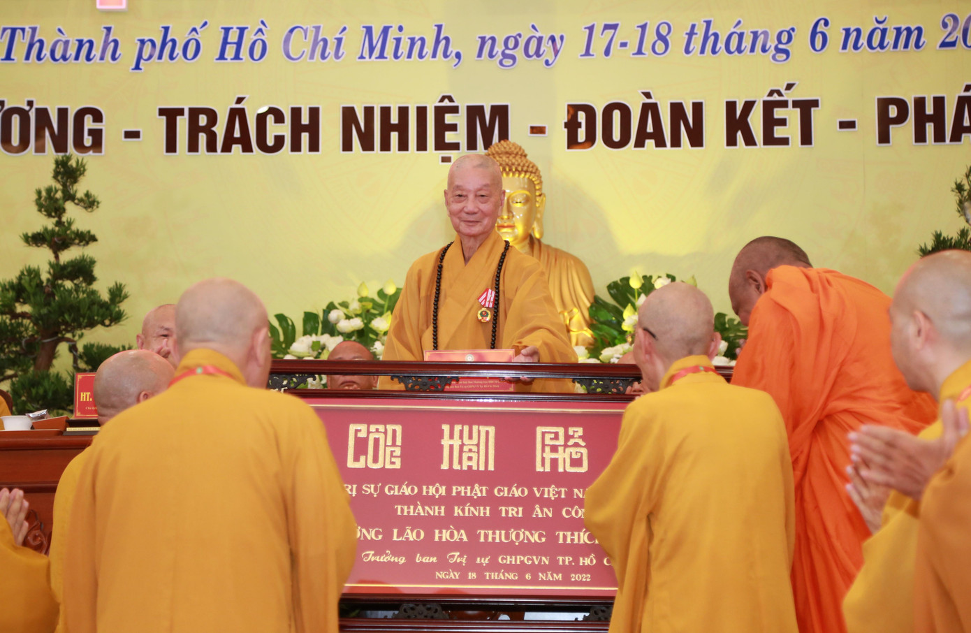 Trưởng lão Hòa thượng Thích Trí Quảng đón nhận bức khánh tri ân công đức của Ban Trị sự GHPGVN TPHCM nhiệm kỳ mới.