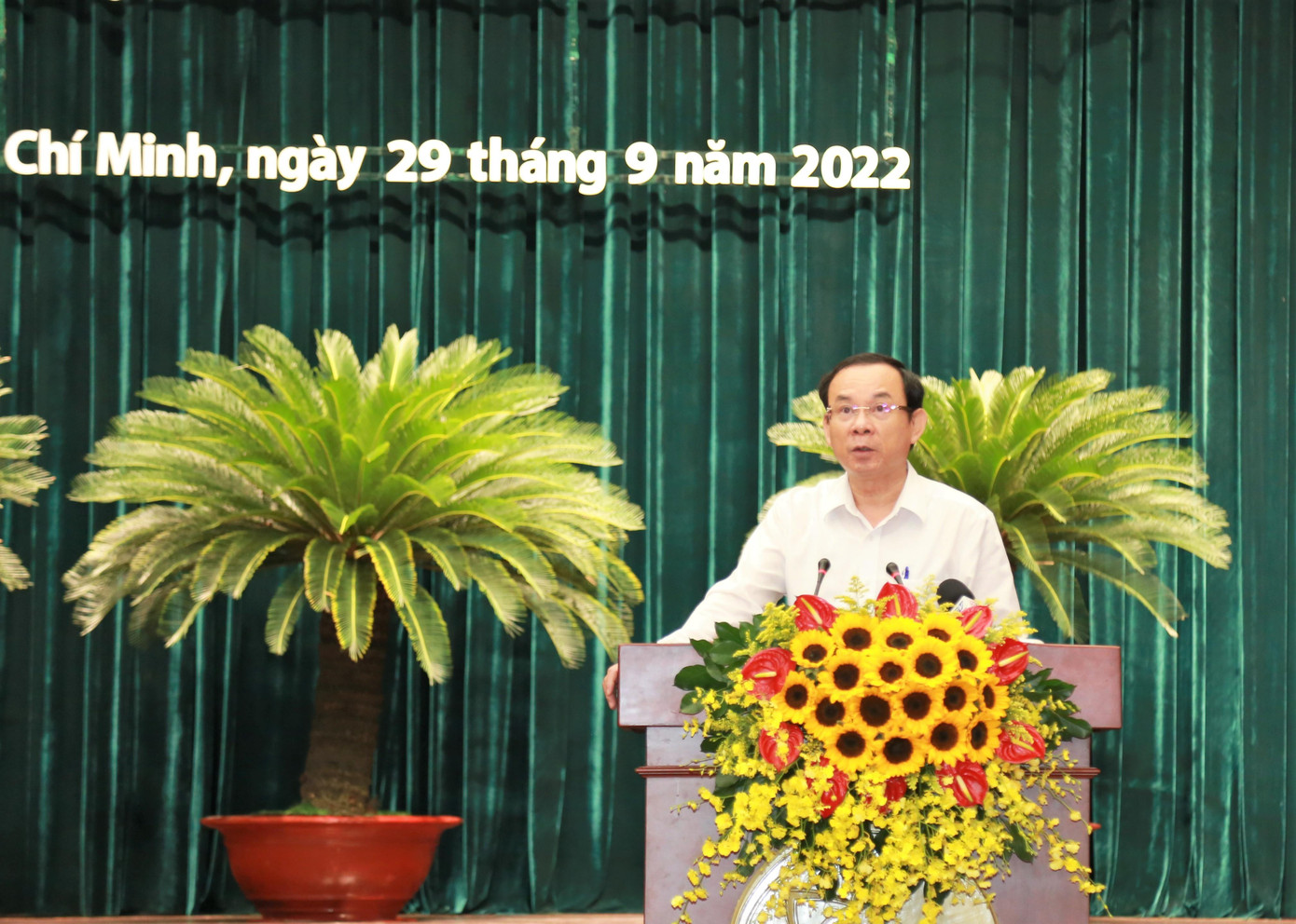 Bí thư Thành ủy Nguyễn Văn Nên trao đổi tại hội nghị. Bí thư Thành ủy Nguyễn Văn Nên trao đổi tại hội nghị.