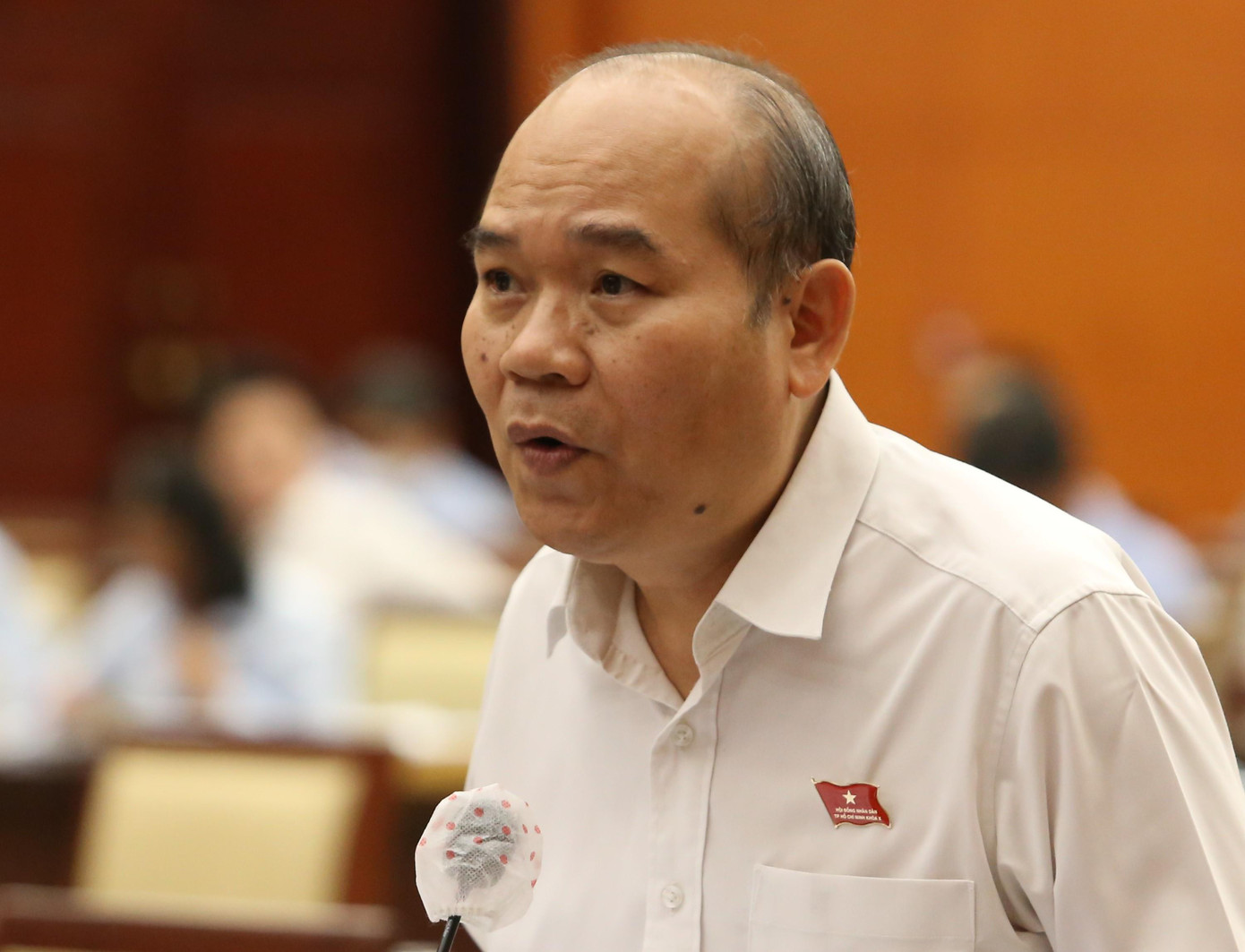 Ông Trần Văn Bảy trao đổi tại tổ thảo luận.