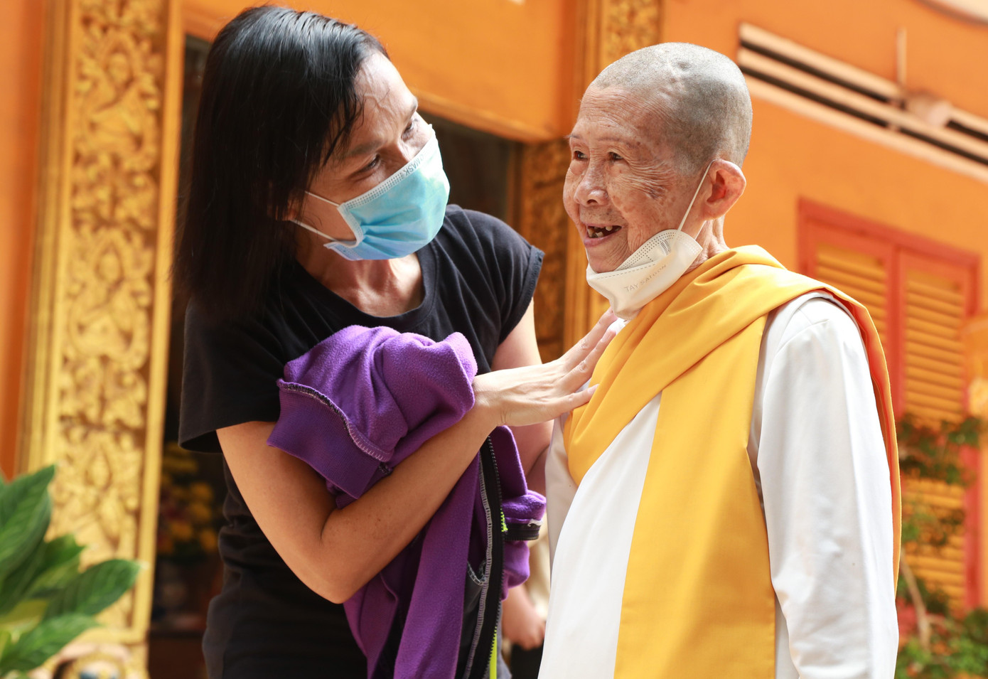 Người dân chúc Tết, thăm hỏi tu nữ Bạch Tuyết, người tu tập nhiều năm tại chùa.