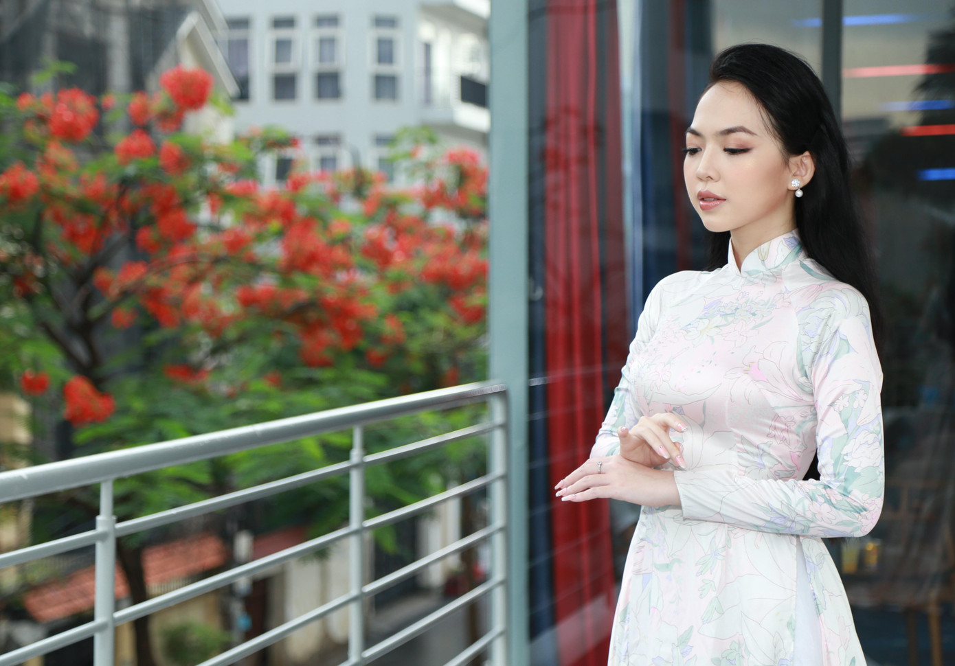 “Trong thời gian tham gia cuộc thi này, mình có điều kiện tiếp xúc và biết được nhiều hơn về môi trường sân khấu, hoạt động văn hóa nghệ thuật”, Kim Phụng bày tỏ và cho biết cô có kinh nghiệm bởi từng tham gia một cuộc thi về áo dài ngay từ khi còn học phổ thông, đồng thời nhận được sự hỗ trợ nhiệt tình từ phía nhà trường.