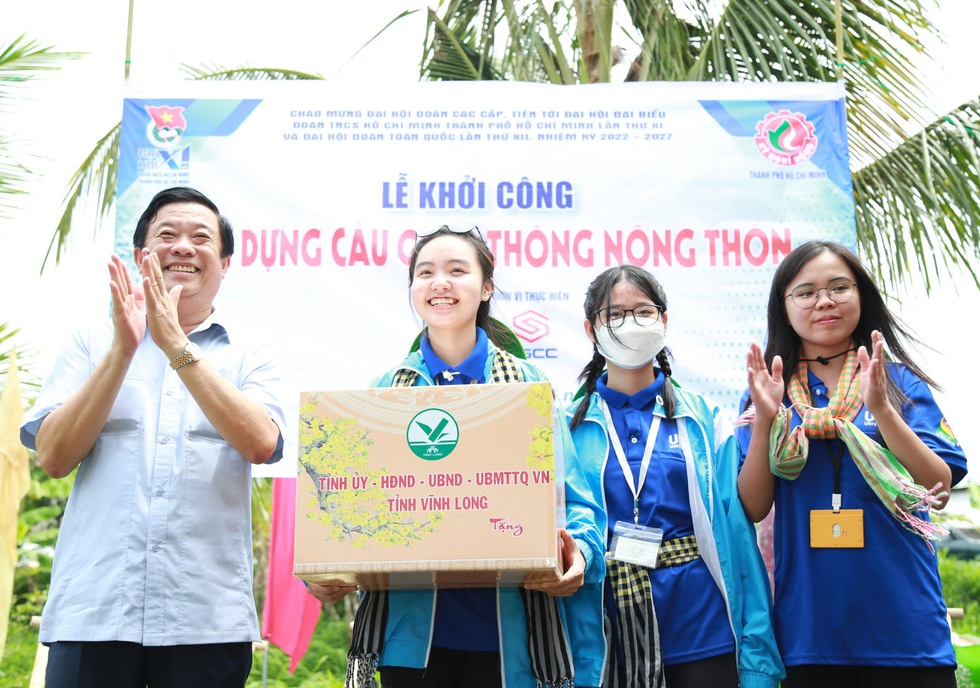 Ông Bùi Văn Nghiêm, Bí thư Tỉnh ủy, Chủ tịch HĐND tỉnh Vĩnh Long trao quà cho các chiến sĩ Mùa hè xanh Trường ĐH Kinh tế TPHCM. Ông Bùi Văn Nghiêm, Bí thư Tỉnh ủy, Chủ tịch HĐND tỉnh Vĩnh Long trao quà cho các chiến sĩ Mùa hè xanh Trường ĐH Kinh tế TPHCM.