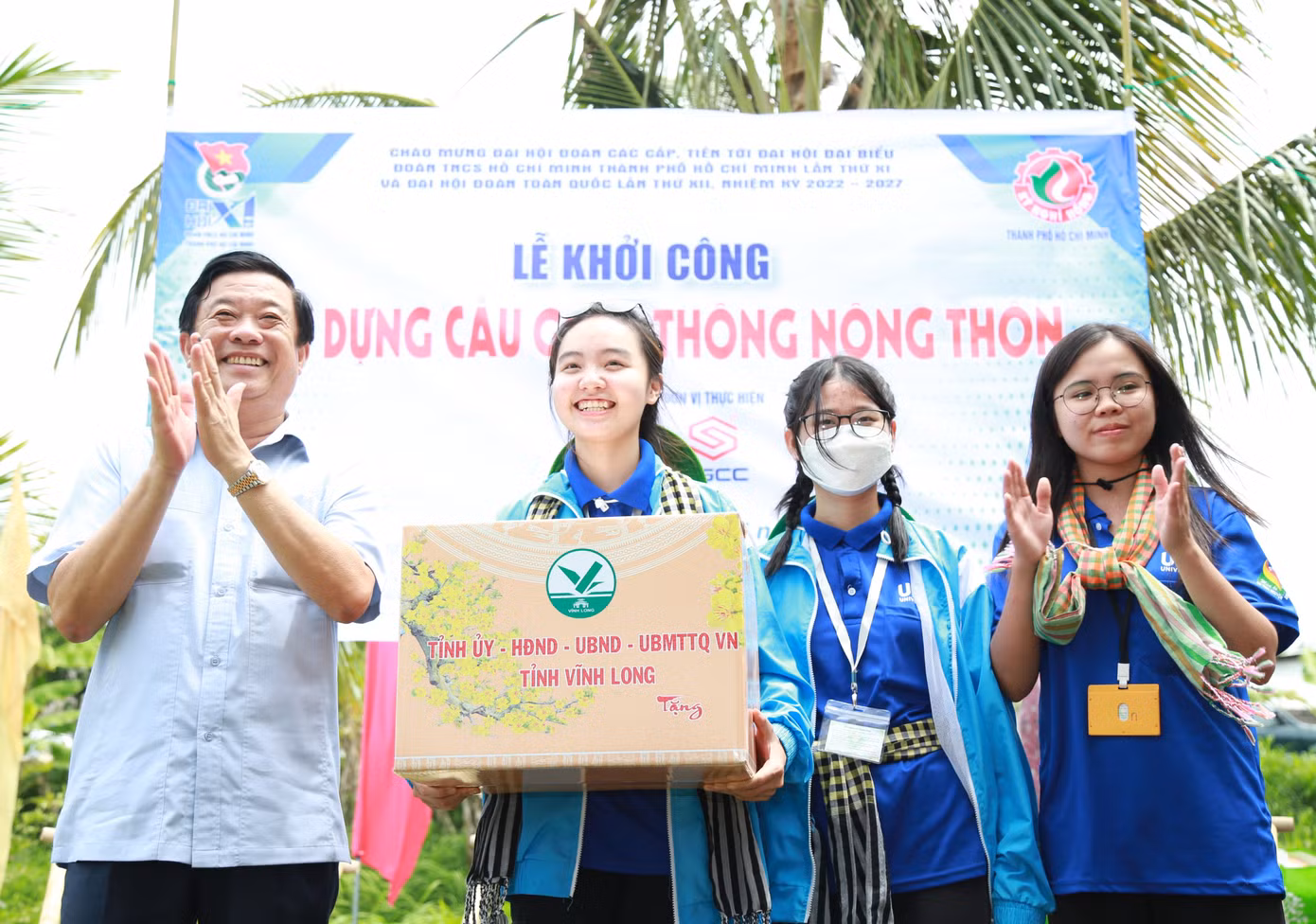 Ông Bùi Văn Nghiêm, Bí thư Tỉnh ủy, Chủ tịch HĐND tỉnh Vĩnh Long trao quà cho các chiến sĩ Mùa hè xanh Trường ĐH Kinh tế TPHCM.