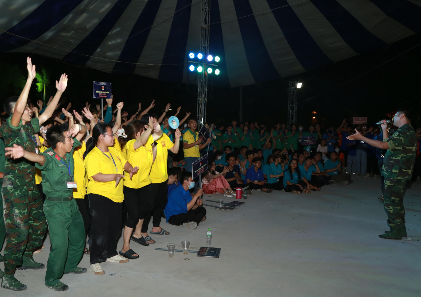 Phần mashup ngẫu hứng với chất giọng khỏe khoắn của chiến sĩ trẻ mang lại không khí phấn khởi, sôi động.