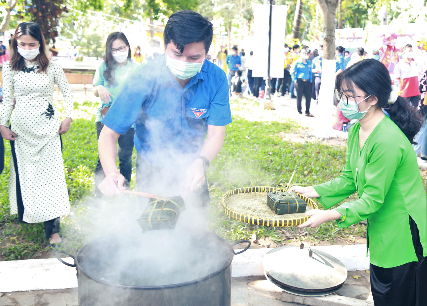 Những chiếc bánh chưng gói ghém tình cảm của những người thực hiện dành tặng bà con dịp Tết Nguyên đán.