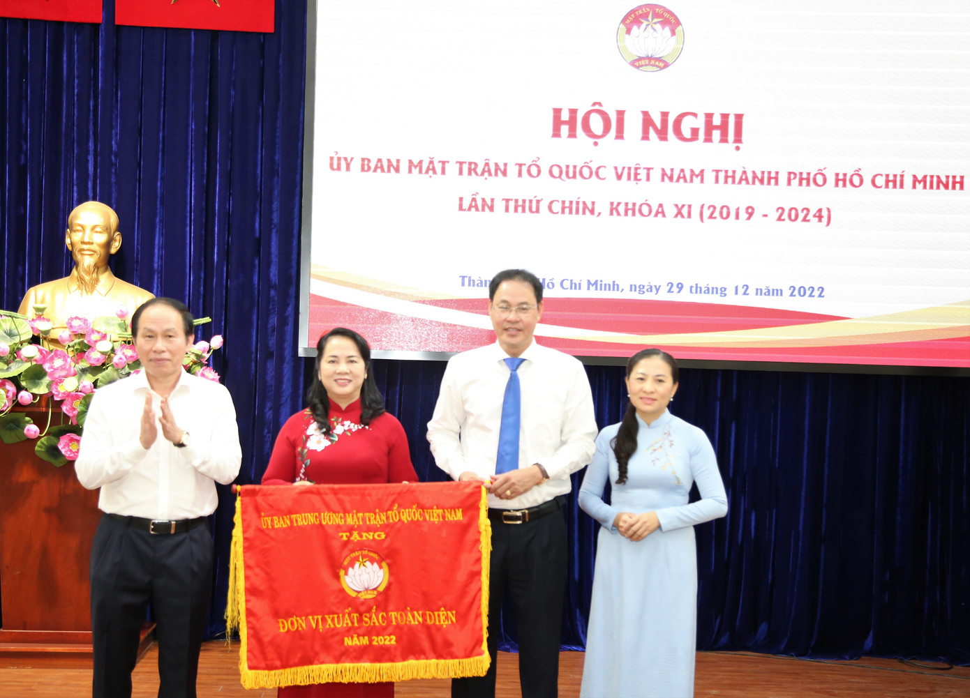 Ông Lê Tiến Châu tặng cờ thi đua Đơn vị xuất sắc toàn diện cho Ủy ban MTTQ Việt Nam TPHCM.