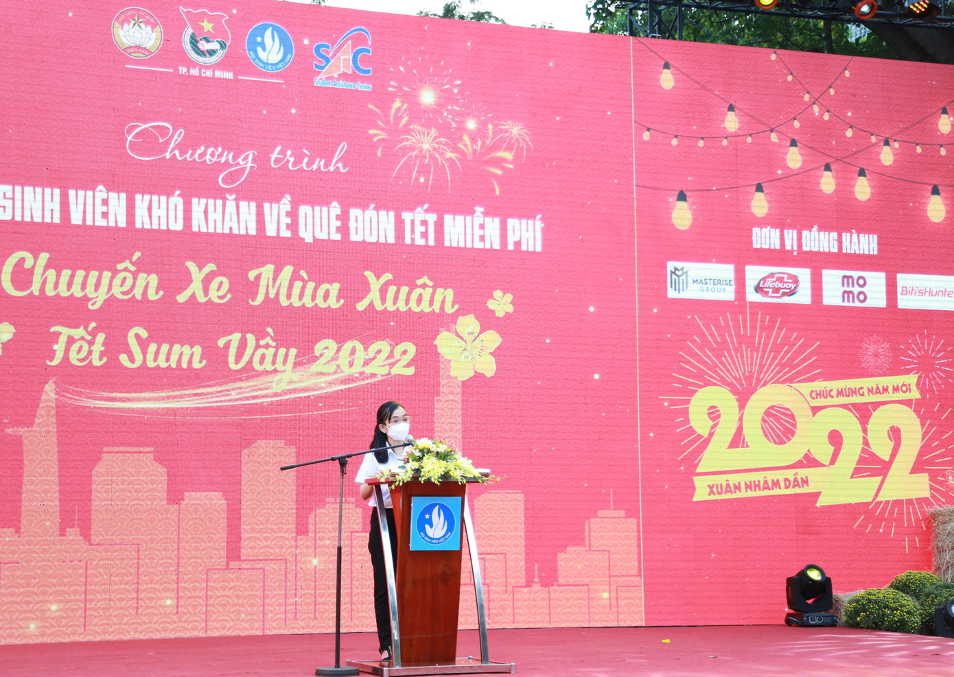 Phát biểu tại chương trình, chị Ông Thị Ngọc Linh, Phó Chủ tịch Thường trực Hội SVVN TPHCM cho biết trong năm qua, đại dịch COVID-19 đã khiến cuộc sống của nhiều bạn trẻ gặp khó khăn, nhiều bạn không thể về quê đón Tết cùng gia đình vì không đủ điều kiện kinh tế. Trong bối cảnh đó, Thành Đoàn - Hội SVVN TPHCM và Trung tâm Hỗ trợ HSSV thành phố tổ chức nhiều hoạt động hướng đến một cái Tết an vui, ấm áp và đong đầy hơn cho các bạn sinh viên.