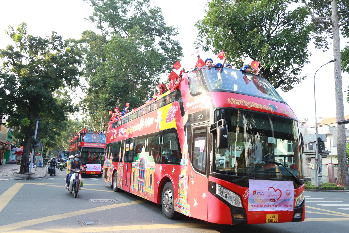 Ba chiếc xe buýt hai tầng được sử dụng để đưa các đôi cô dâu chú rể từ phố đi bộ Nguyễn Huệ về trung tâm tiệc cưới.