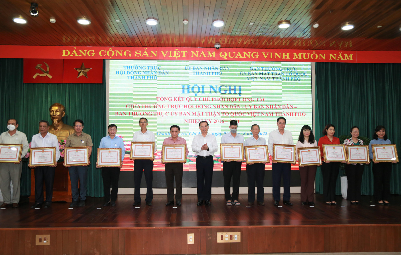 Bí thư Nguyễn Văn Nên trao bằng khen cho các đơn vị, cá nhân đóng góp tiêu biểu trong giai đoạn thực hiện vừa qua. Ảnh: Ngô Tùng Bí thư Nguyễn Văn Nên trao bằng khen cho các đơn vị, cá nhân đóng góp tiêu biểu trong giai đoạn thực hiện vừa qua. Ảnh: Ngô Tùng