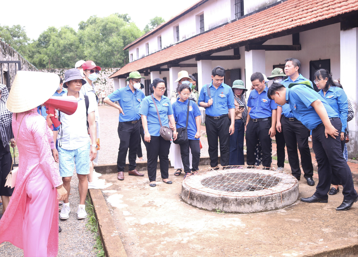 Đến với Côn Đảo những ngày tháng 7, đoàn viên thanh niên TPHCM tham quan và tìm hiểu nhiều di tích tái hiện khí phách đấu tranh ngoan cường, anh dũng của các nhà yêu nước, các Anh hùng liệt sĩ của đất nước. Ảnh: Thành Đoàn TPHCM. Đến với Côn Đảo những ngày tháng 7, đoàn viên thanh niên TPHCM tham quan và tìm hiểu nhiều di tích tái hiện khí phách đấu tranh ngoan cường, anh dũng của các nhà yêu nước, các Anh hùng liệt sĩ của đất nước. Ảnh: Thành Đoàn TPHCM.