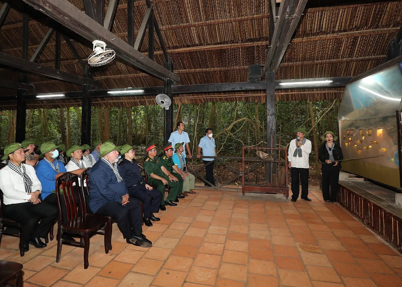 Trong chuyến tham quan tại di tích lịch sử ở cửa ngõ phía Nam TPHCM, Thủ tướng Manuel Marrero Cruz đã có dịp tìm hiểu nhiều điều lý thú về hệ thống địa đạo được đánh giá là kỳ quan nghệ thuật quân sự.