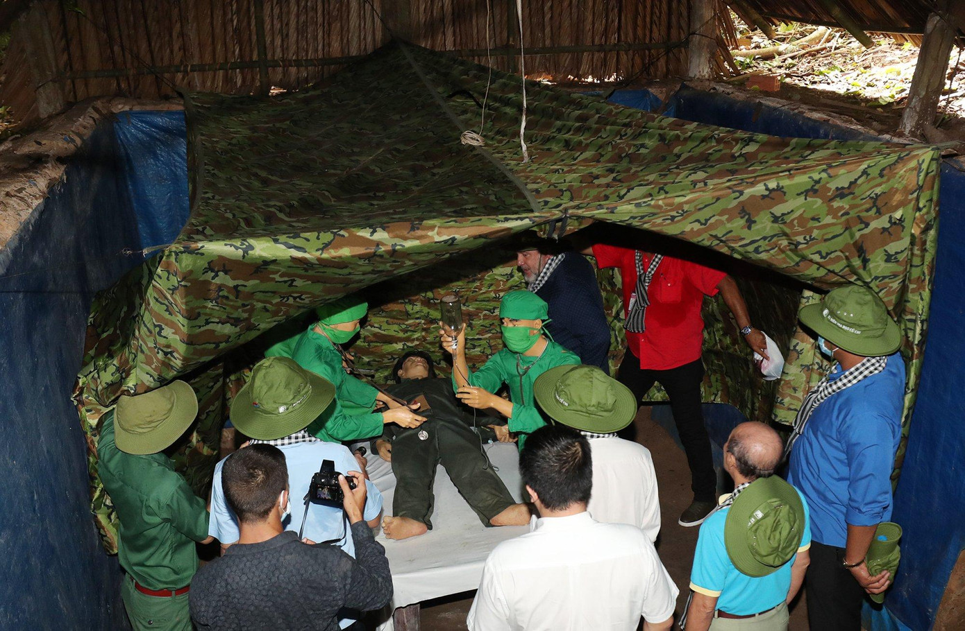 Đoàn đại biểu nước bạn cũng xem hình ảnh tái hiện công tác cứu chữa thương binh tại địa đạo.