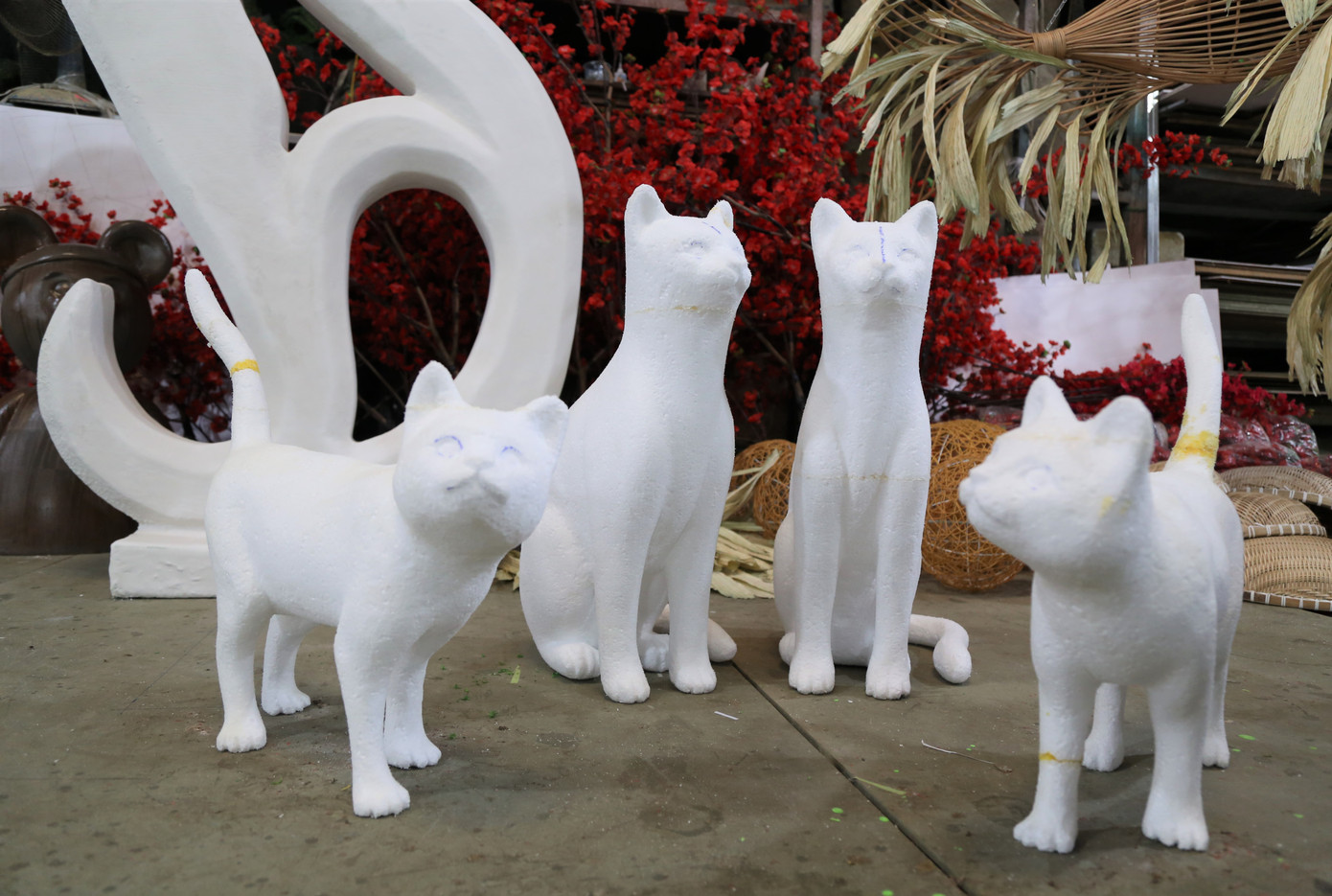 Tạo hình linh vật mèo ở bước ban đầu.