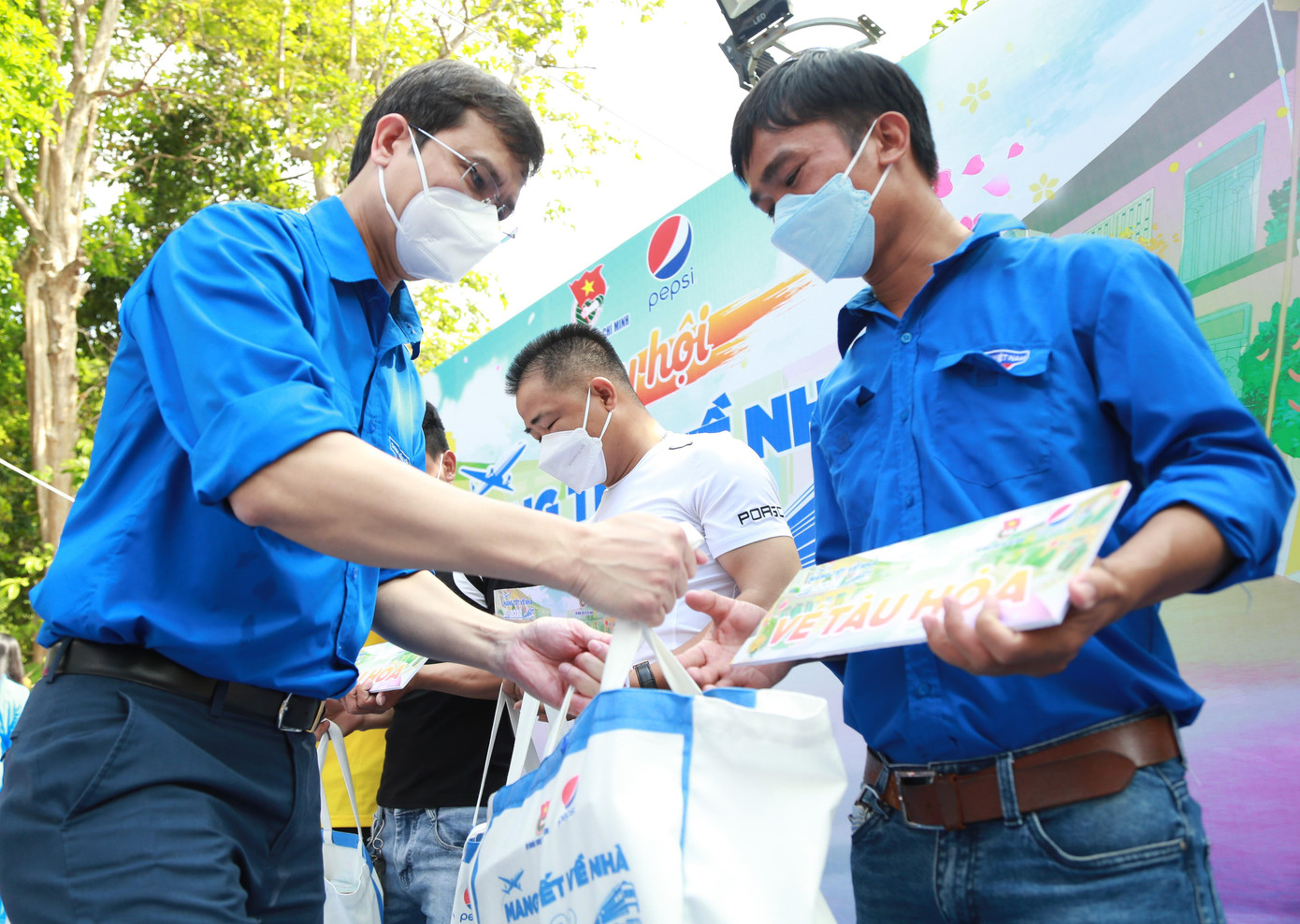 Anh Huy trao quà Tết cho người lao động tham gia chương trình &quot;Mang Tết về nhà&quot;