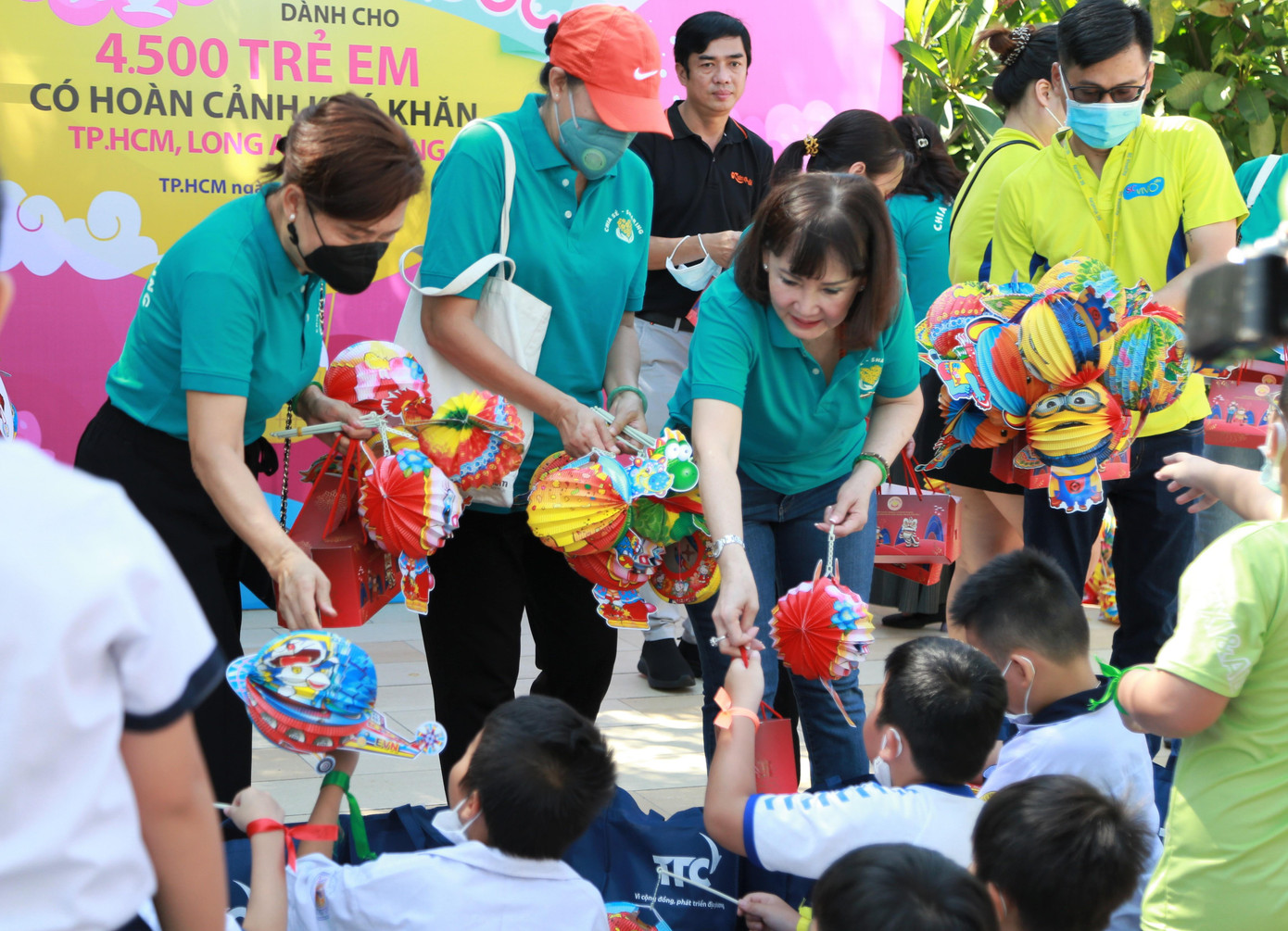 Các thành viên nhóm Chia sẻ - Sharing trao quà Trung thu cho các bạn nhỏ.