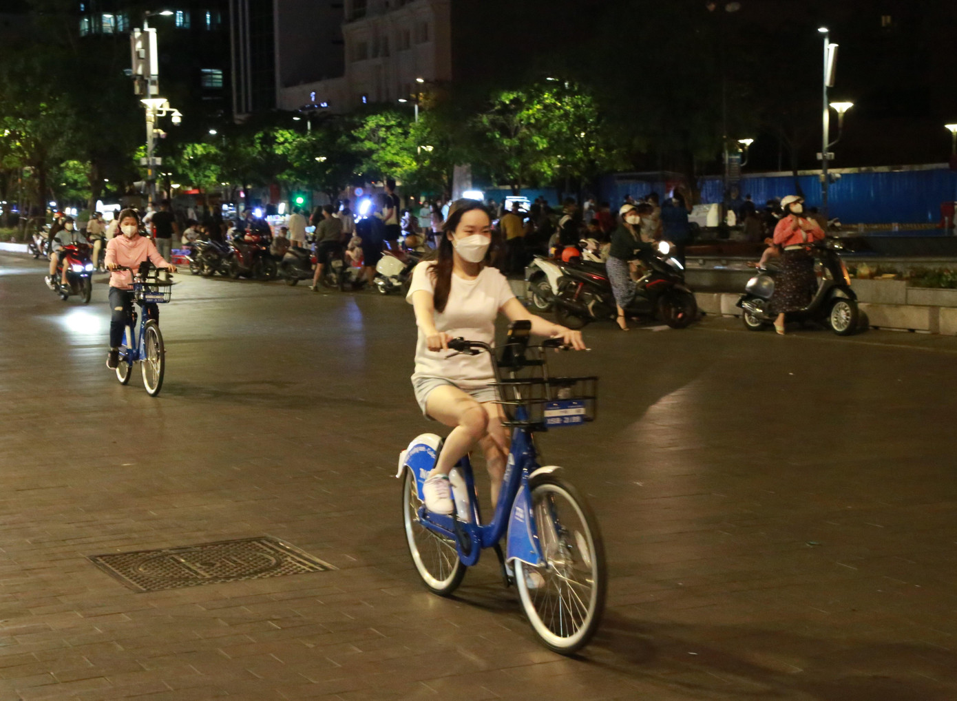 Nhiều bạn trẻ sử dụng dịch vụ xe đạp công cộng ở trung tâm thành phố làm phương tiện dạo phố trong những giờ phút đầu năm.