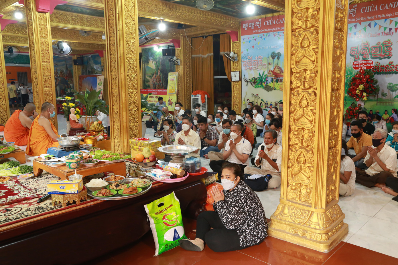 Người dân tụng kinh, cầu nguyện.