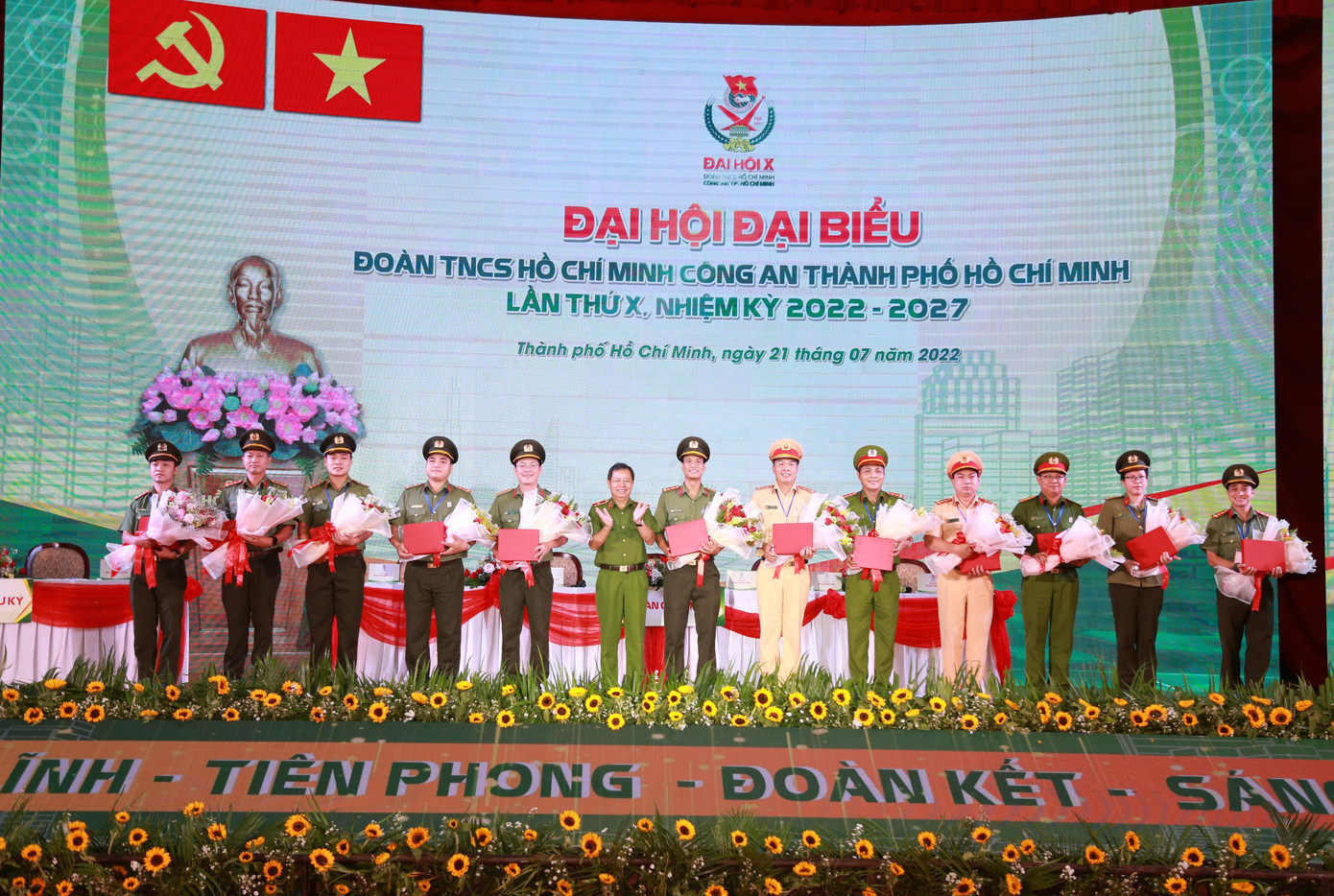 Trao hoa cám ơn các thành viên Ban Chấp hành khóa IX.