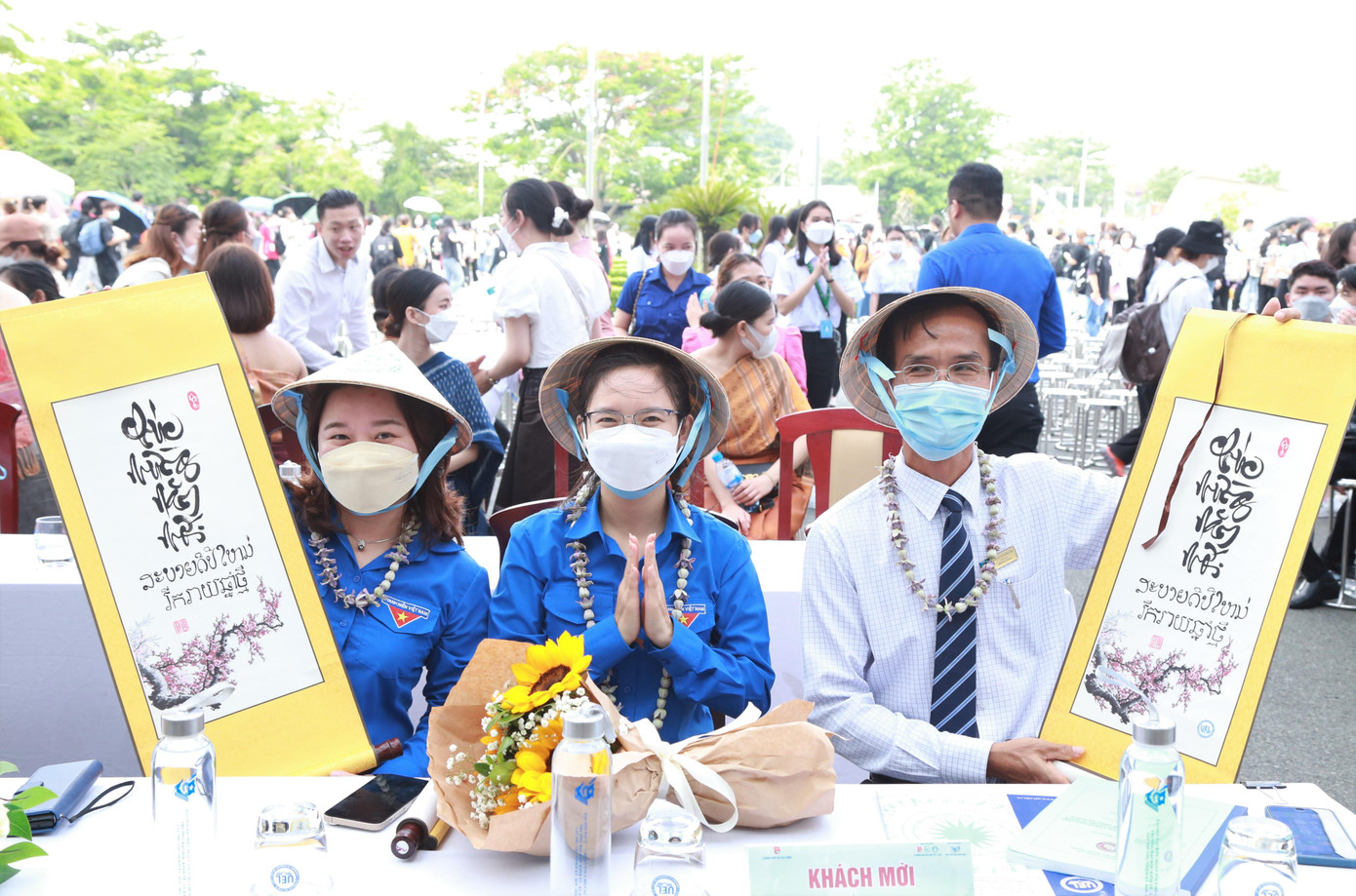 Đại diện lãnh đạo Đảng ủy, Ban Giám hiệu Trường Đại học Kinh tế - Luật, Ban Cán sự Đoàn Đại học Quốc gia TPHCM và Ban Quốc tế Thành Đoàn TPHCM chung vui cùng bạn trẻ tại ngày hội.