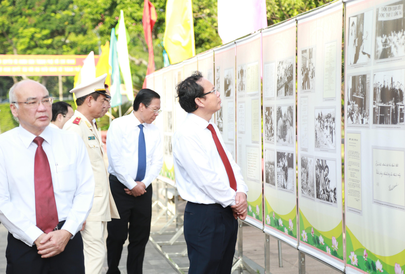 Bí thư Thành ủy TPHCM Nguyễn Văn Nên, Chủ tịch UBND TPHCM Phan Văn Mãi cùng các đại biểu tham quan triển lãm chuyên đề "Tết Độc lập nhớ Chủ tịch Hồ Chí Minh". Bí thư Thành ủy TPHCM Nguyễn Văn Nên, Chủ tịch UBND TPHCM Phan Văn Mãi cùng các đại biểu tham quan triển lãm chuyên đề "Tết Độc lập nhớ Chủ tịch Hồ Chí Minh".