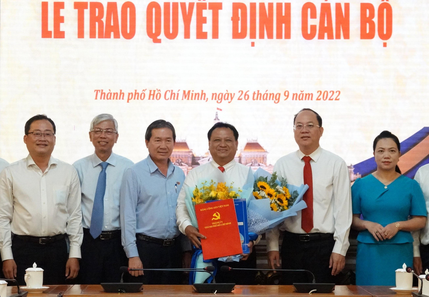 Lãnh đạo TPHCM chúc mừng tân Chủ tịch HĐTV CNS Trần Phi Long. Ảnh: SGGP.