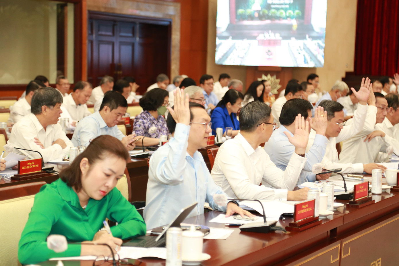 Đại biểu biểu quyết thống nhất nội dung thảo luận tại kỳ họp.