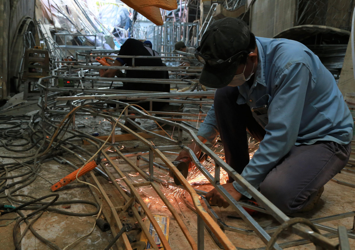 Trong giai đoạn cuối, đội ngũ nhân lực tham gia thực hiện đường hoa khẩn trương trong các đầu việc đảm nhận. Trong ảnh: Các nhân viên tiến hành công việc theo thiết kế của các đơn vị.