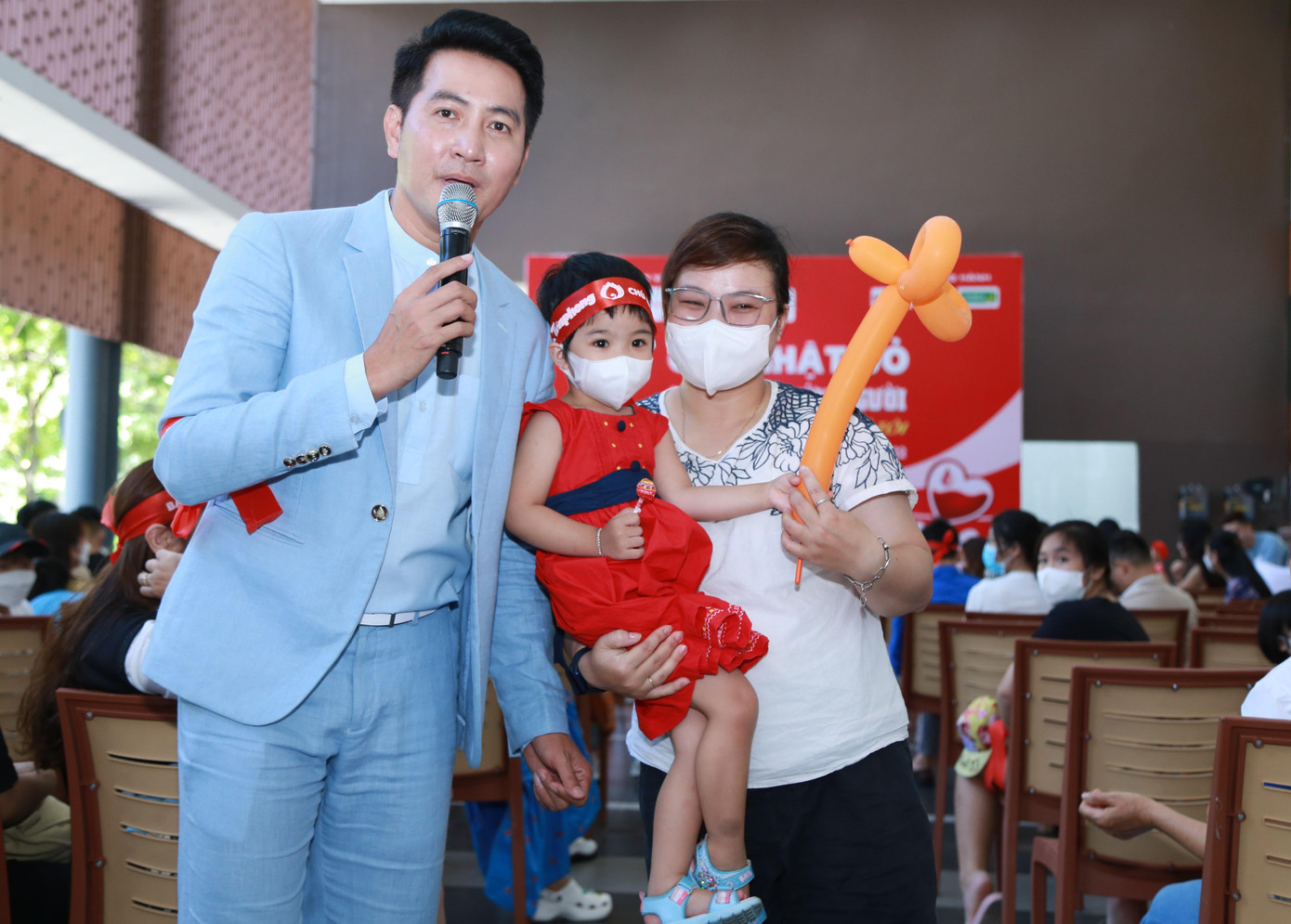 Ca sĩ Nguyễn Phi Hùng giao lưu cùng người hâm mộ.