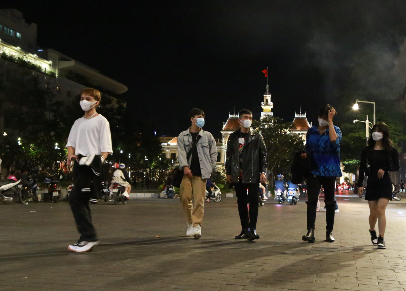 Trong khi đó, những tụ điểm khác cũng ở khu vực trung tâm TPHCM như nhà thờ Đức Bà, hồ Con Rùa, phố đi bộ Nguyễn Huệ cũng sôi nổi, hân hoan không kém, khi hàng nghìn bạn trẻ hào hứng vui chơi sau giao thừa.