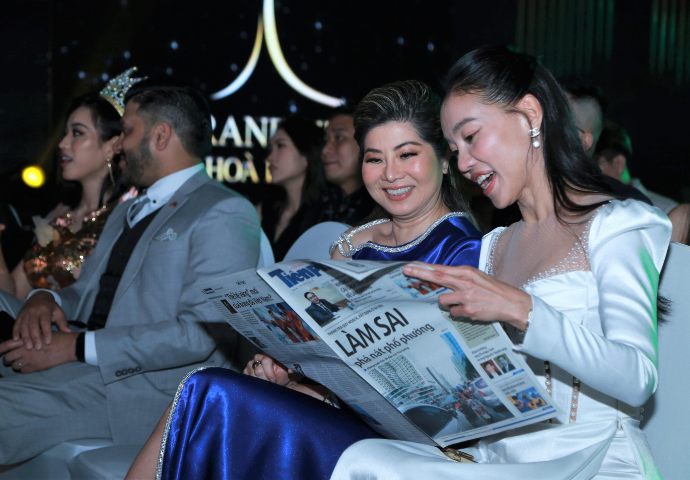 Phó Chủ tịch Miss Grand International Teresa Chaivisut và Chủ tịch Miss Grand Việt Nam cũng thích thú xem bài viết ghi nhận trước thềm cuộc thi.