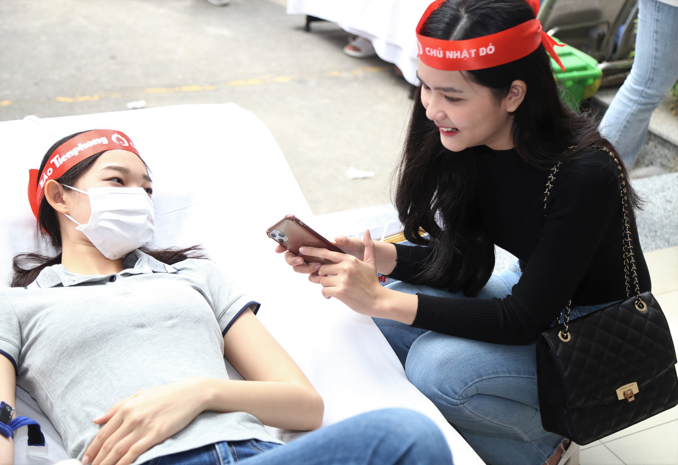 Trần Nguyễn Phương Thy trò chuyện, động viên cô bạn Trần Thị Bé Quyên.