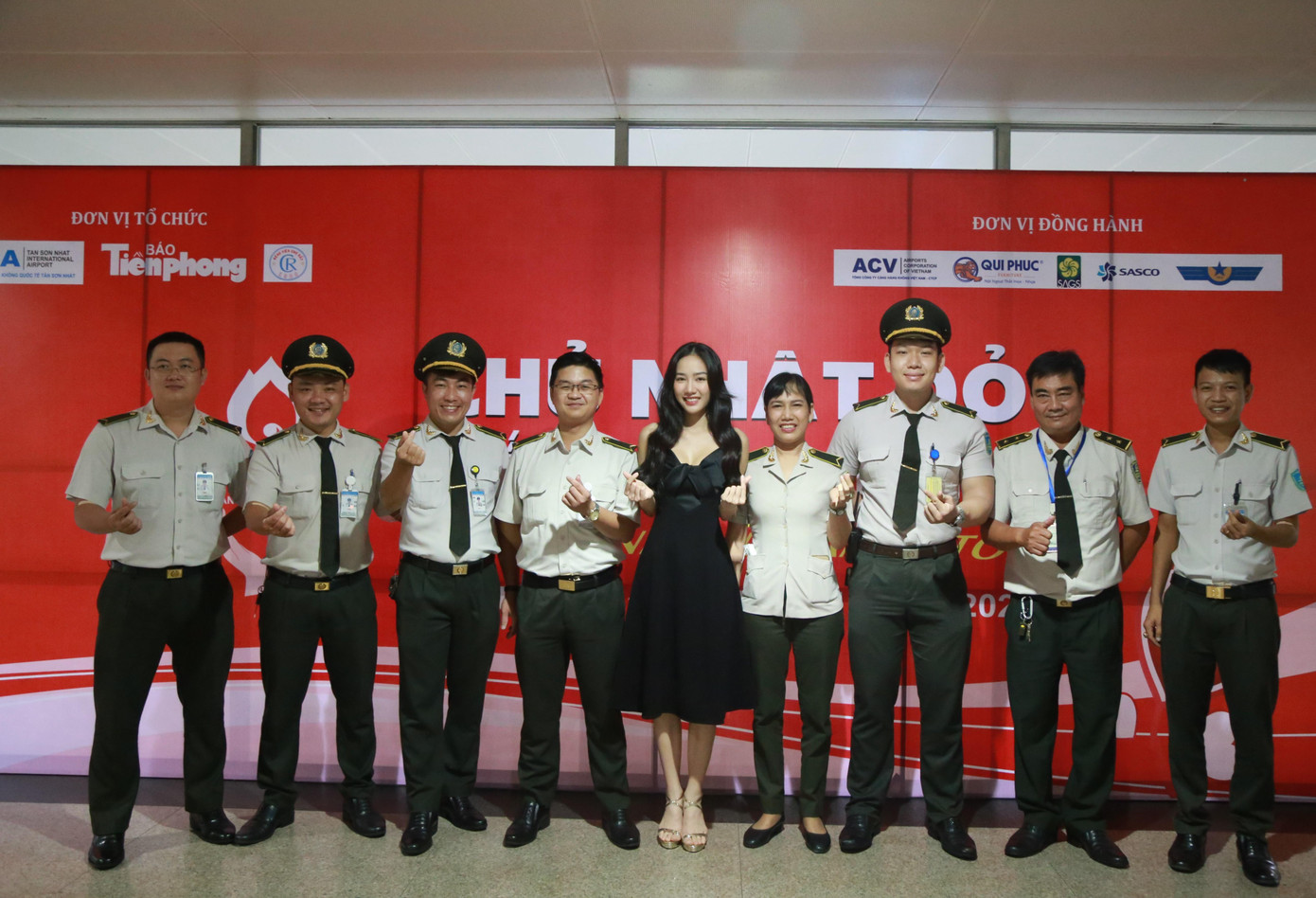 Người đẹp Nguyễn Thị Hồng Tuyết (giữa, Top 5 Hoa hậu Việt Nam 2018) đồng hành với chương trình.