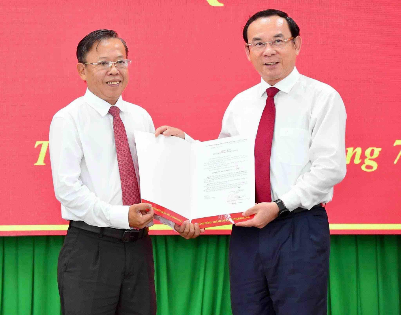 Bí thư Thành ủy TPHCM Nguyễn Văn Nên (phải) trao quyết định điều động cho ông Nguyễn Hữu Hiệp. Bí thư Thành ủy TPHCM Nguyễn Văn Nên (phải) trao quyết định điều động cho ông Nguyễn Hữu Hiệp.
