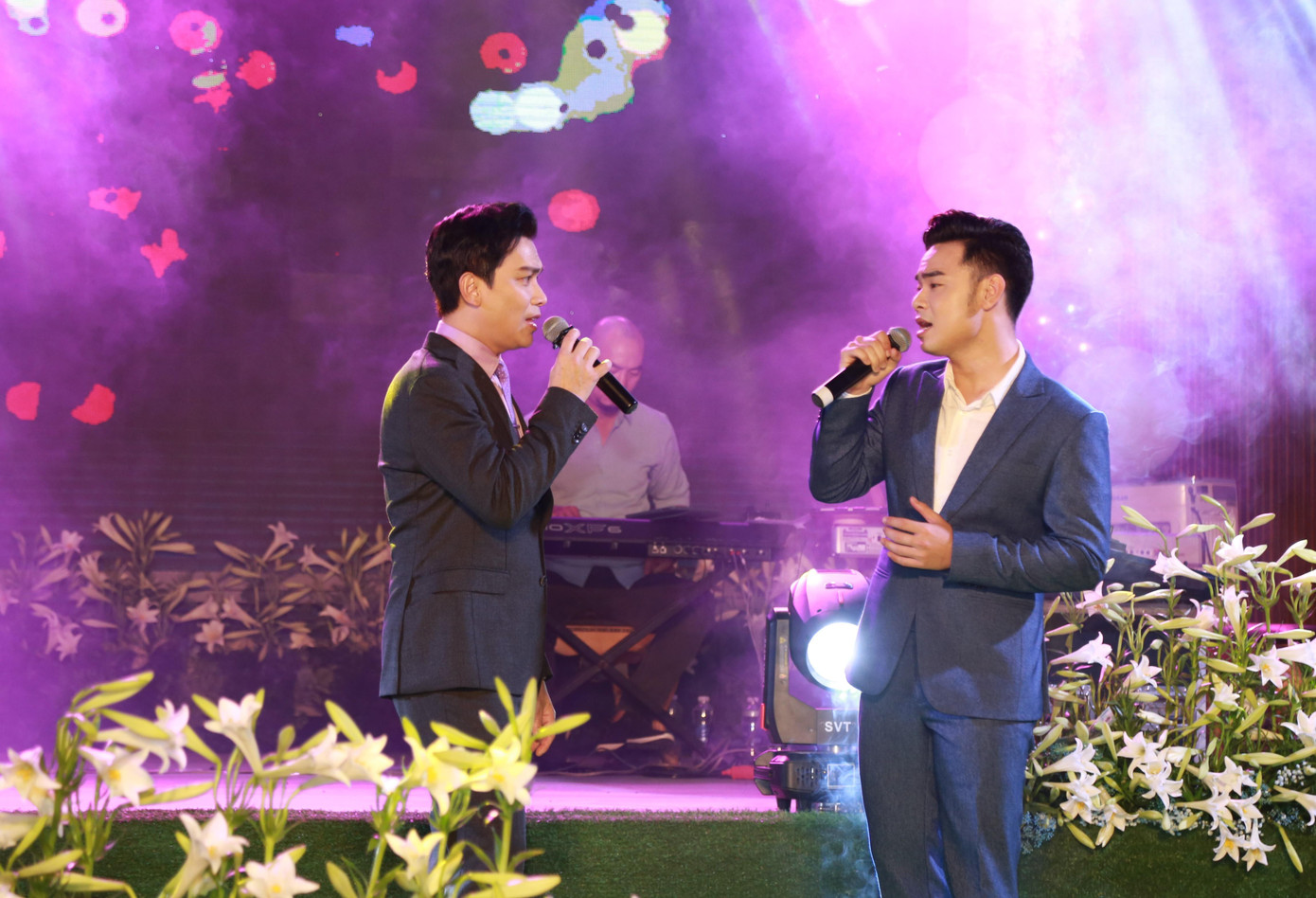 Danh ca hội ngộ học trò Trường Sang, quán quân Solo cùng bolero 2021. Tại đêm nhạc, nam danh ca cũng chia sẻ về quyết định "lạ" của mình khi phá lệ nhận học trò. Trong đó, anh cho biết, khi chấm thi Solo cùng bolero, anh nhận thấy Trường Sang có nhiều nét diễn trên sân khấu giống với mình. Năm 2021 vừa rồi, do dịch COVID-19 diễn biến phức tạp, anh gặp khó khăn trong việc đi lại nên hạn chế về nước tham gia các hoạt động biểu diễn, làm giám khảo các cuộc thi. Danh ca hội ngộ học trò Trường Sang, quán quân Solo cùng bolero 2021. Tại đêm nhạc, nam danh ca cũng chia sẻ về quyết định "lạ" của mình khi phá lệ nhận học trò. Trong đó, anh cho biết, khi chấm thi Solo cùng bolero, anh nhận thấy Trường Sang có nhiều nét diễn trên sân khấu giống với mình. Năm 2021 vừa rồi, do dịch COVID-19 diễn biến phức tạp, anh gặp khó khăn trong việc đi lại nên hạn chế về nước tham gia các hoạt động biểu diễn, làm giám khảo các cuộc thi.