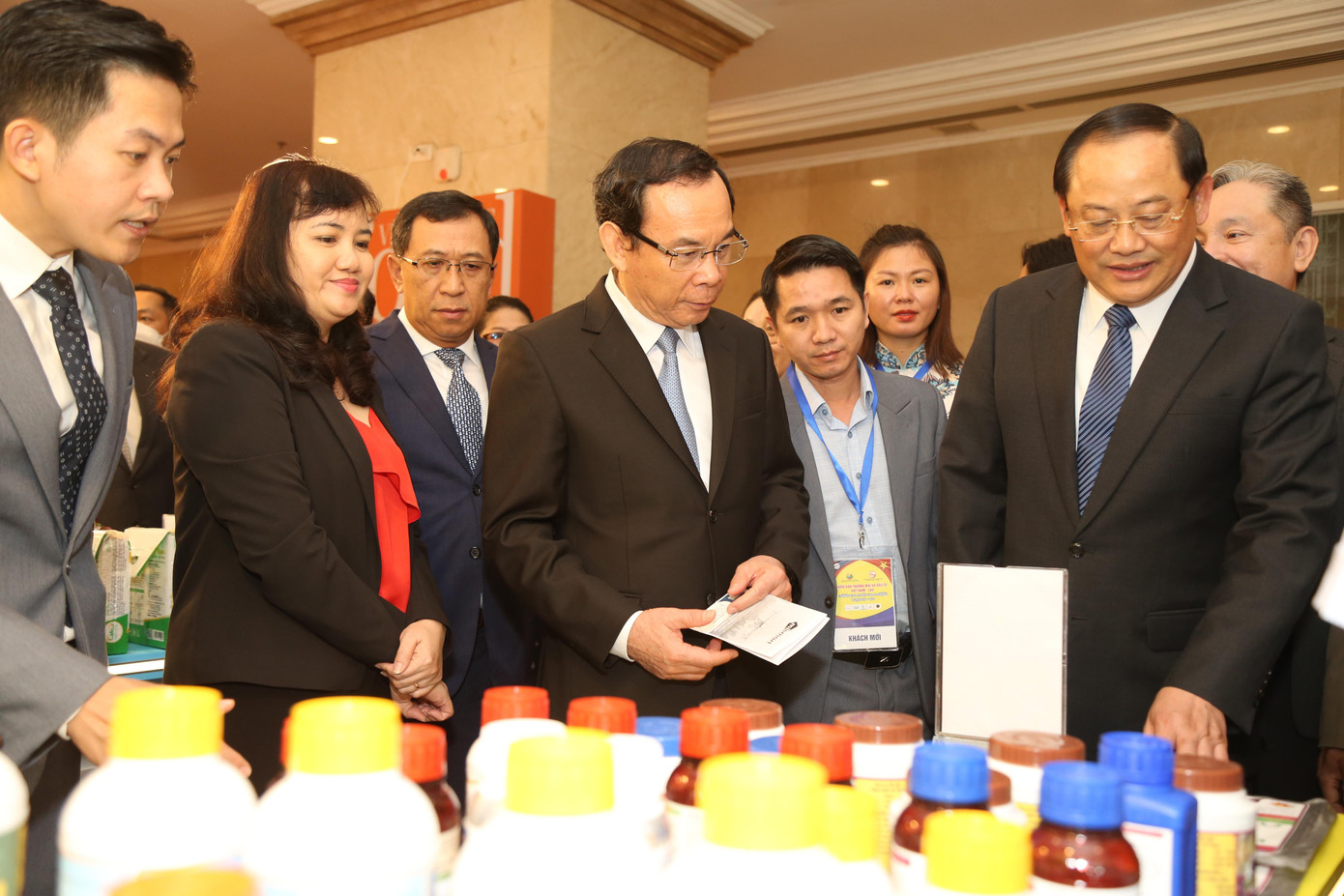 Bí thư Thành ủy TPHCM Nguyễn Văn Nên và Phó Thủ tướng Lào Sonexay Siphandone tham quan các gian hàng trong không gian diễn đàn.
