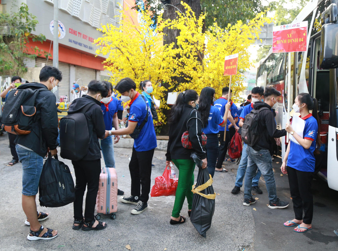 Các bạn sinh viên đang học tập tại TPHCM lên xe về quê đón Tết. Năm nay, chương trình hỗ trợ đưa hơn 1.000 bạn trẻ về quê ở các tỉnh, thành khu vực miền Trung.