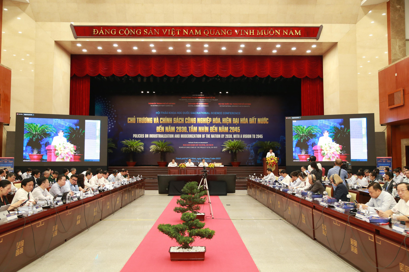 Hội thảo nhằm hoàn thiện những vấn đề lý luận và thực tiễn mới đặt ra từ quá trình công nghiệp hóa, hiện đại hóa đất nước và Vùng kinh tế trọng điểm phía Nam. Ảnh: Ngô Tùng Hội thảo nhằm hoàn thiện những vấn đề lý luận và thực tiễn mới đặt ra từ quá trình công nghiệp hóa, hiện đại hóa đất nước và Vùng kinh tế trọng điểm phía Nam. Ảnh: Ngô Tùng