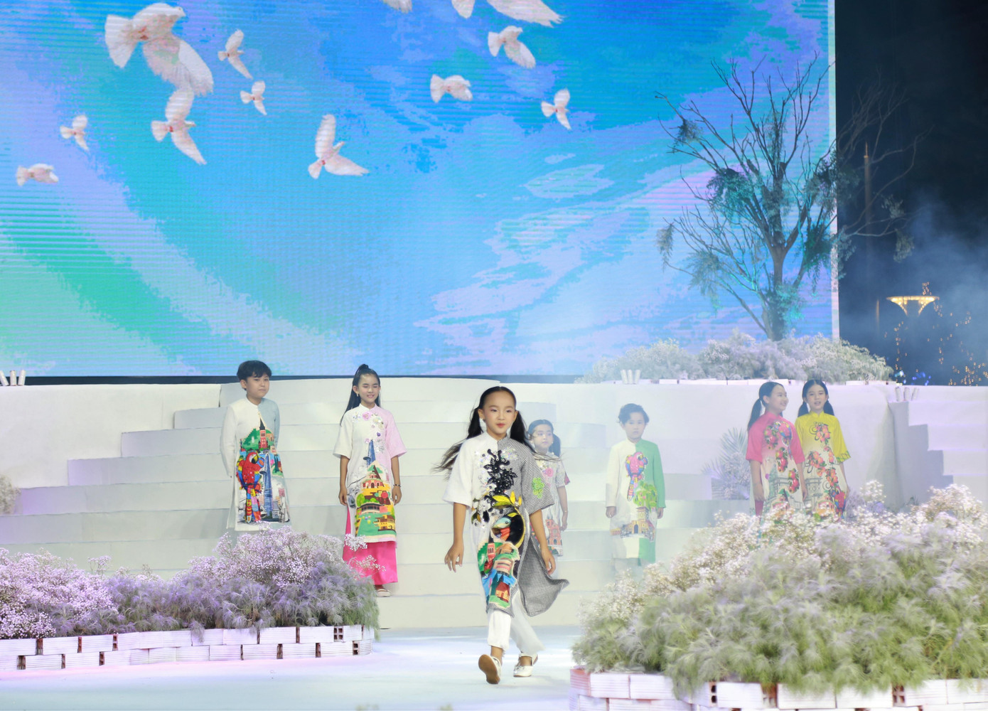 Các mẫu nhí tự tin sải bước trong bộ thiết kế áo dài "Thế giới bên em" (NTK Tạ Linh Nhân) Các mẫu nhí tự tin sải bước trong bộ thiết kế áo dài "Thế giới bên em" (NTK Tạ Linh Nhân)