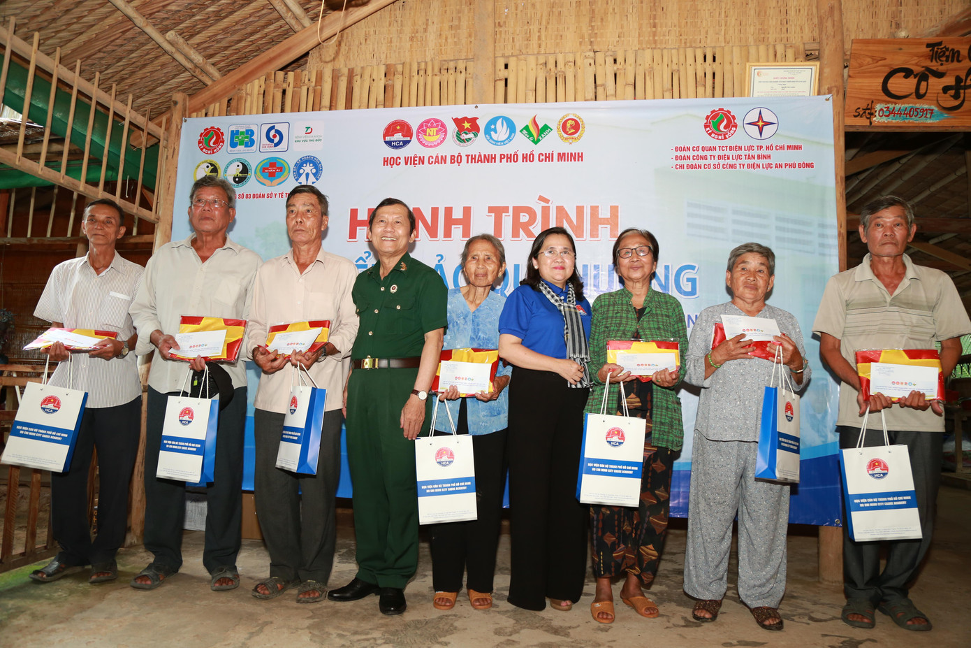 Đại diện Ban Thường vụ Đảng ủy, Hội Cựu chiến binh Học viện Cán bộ TPHCM trao quà cho các hộ gia đình chính sách, khó khăn trên địa bàn xã đảo Hòa Minh. Đại diện Ban Thường vụ Đảng ủy, Hội Cựu chiến binh Học viện Cán bộ TPHCM trao quà cho các hộ gia đình chính sách, khó khăn trên địa bàn xã đảo Hòa Minh.