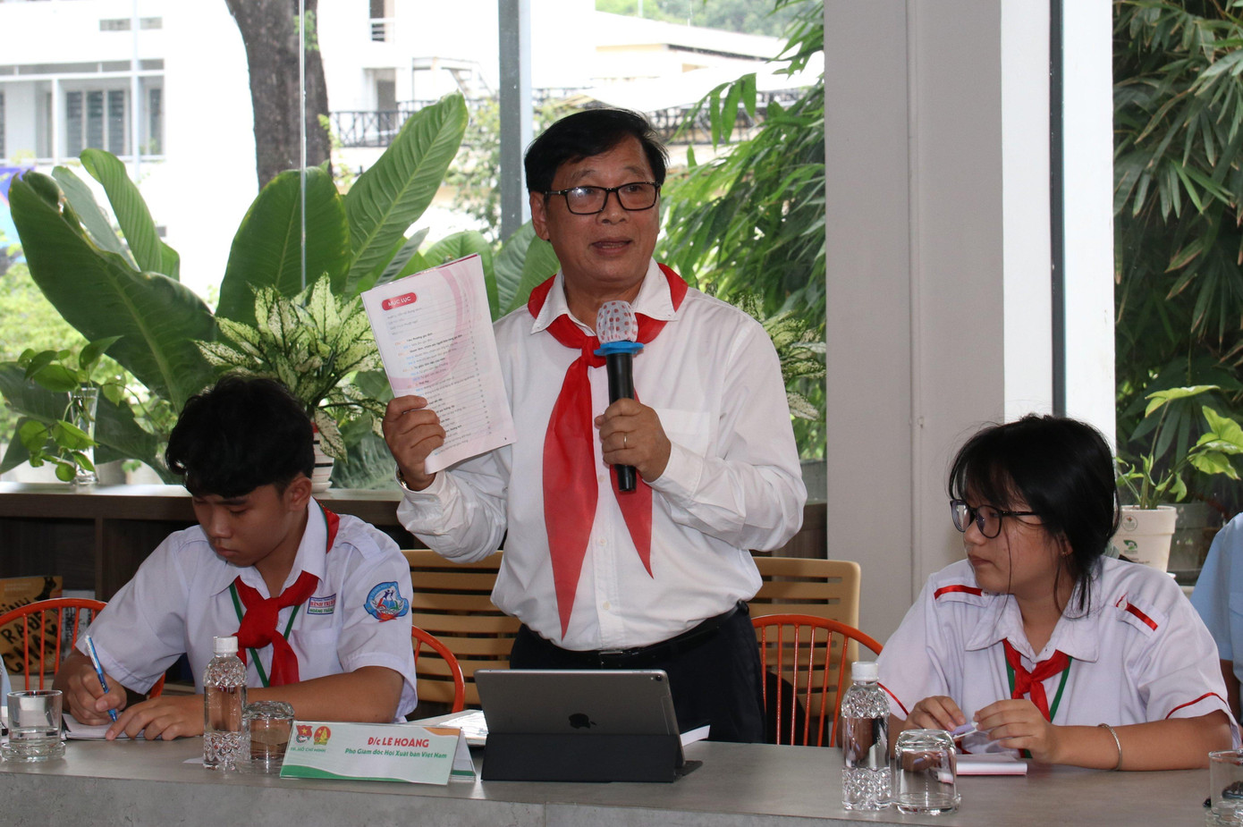 Ông Lê Hoàng trao đổi với các bạn nhỏ.